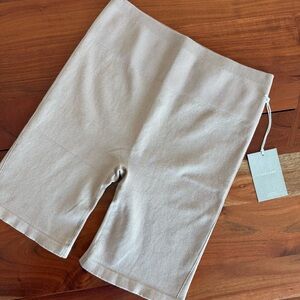 Everlane Women's ribbed knit biker Shorts in Tan